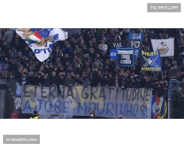 雷恩主场球迷用巨型Tifo致敬即将离任的俱乐部主席 雷恩主场球迷用巨型Tifo致敬即将离任的俱乐部主席